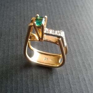 Emerald and diamond ladies ring 14kt